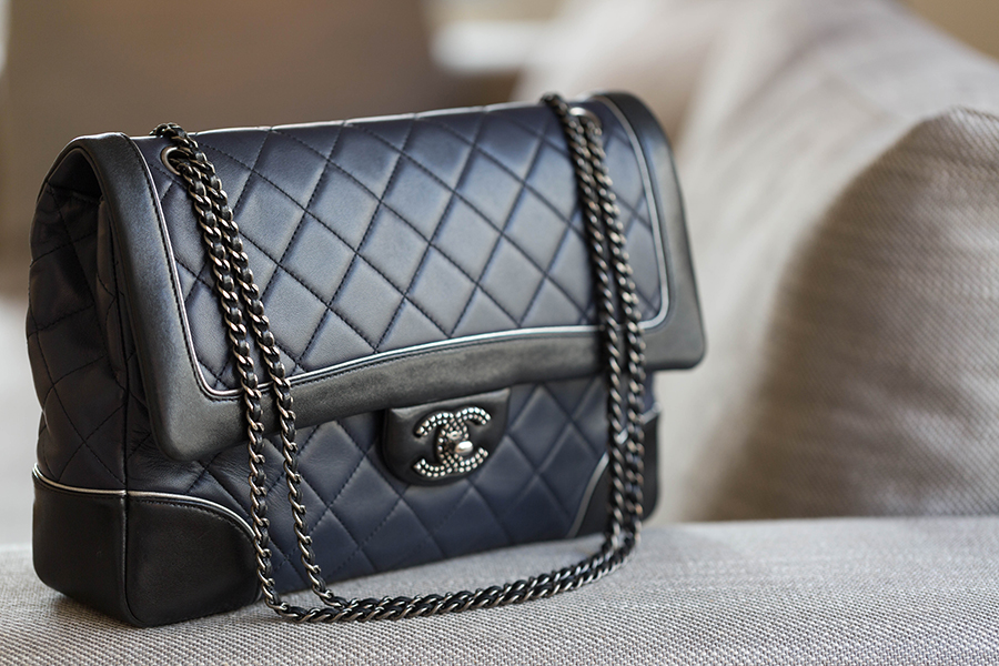 sac Chanel bleu marine et noir