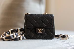 Petit Chanel noir location de sac paris 16eme