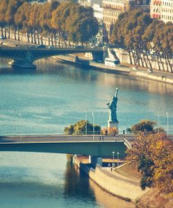 Pont_de_Grenelle,_Paris_23_October_2011